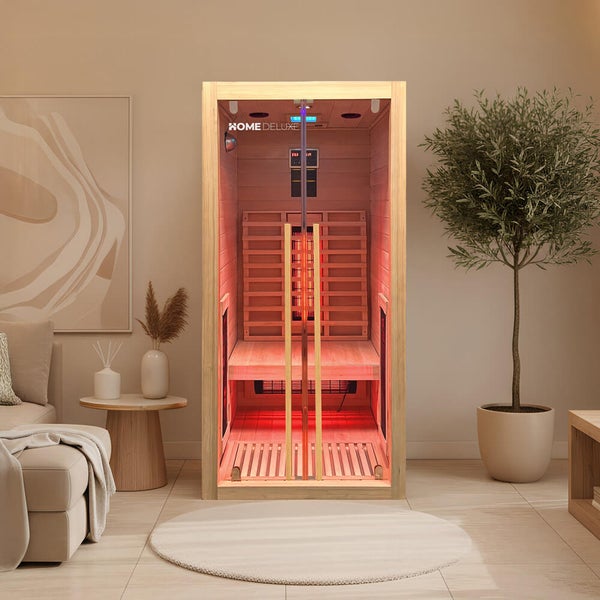 Eine Infrarotkabine aus Holz von Home Deluxe in einem modern eingerichteten Wohnraum mit Glasfront, Sitzbank und integrierter Beleuchtung.