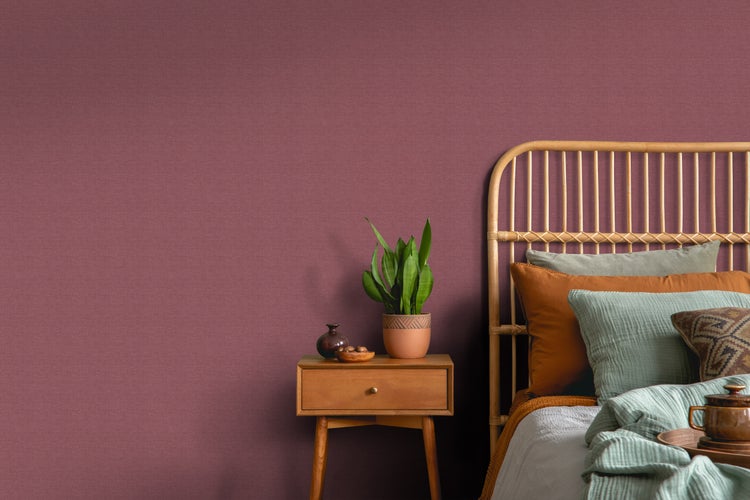 Schlafzimmer mit gemusterter Tapete, Bett und Nachttisch