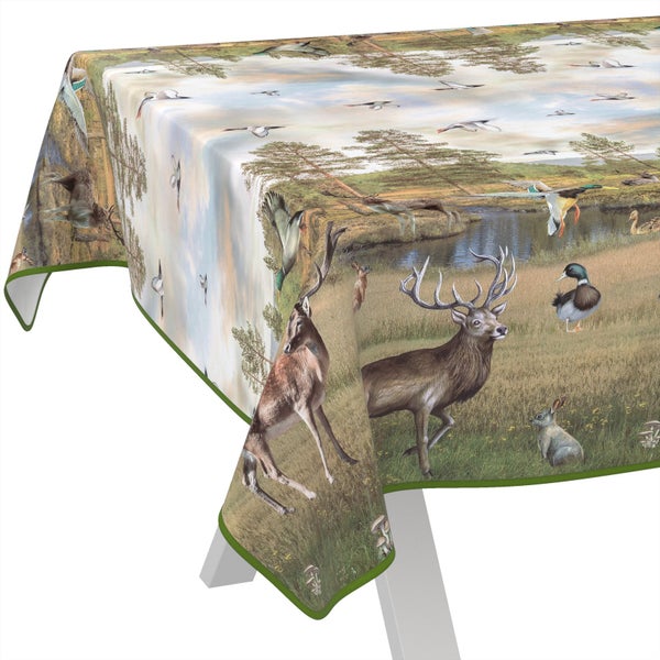 Tischdecke mit Waldtiermotiv auf einem Tisch