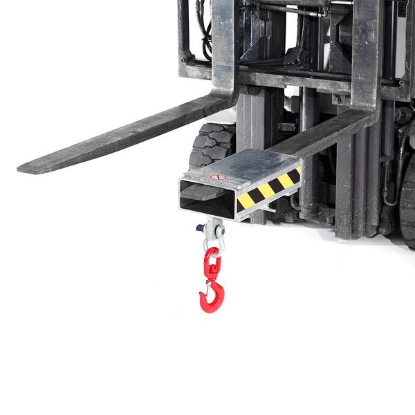 Gabelstapler mit Gabelverlängerung und rotem Lasthaken