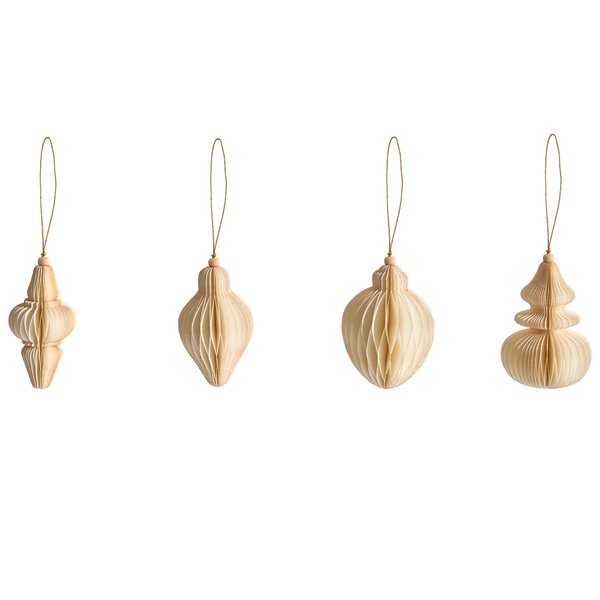 Vier Weihnachtsbaumschmuck Anhänger aus Papier in verschiedenen Formen mit Goldglitzer an den Kanten und goldener Aufhängeschnur.