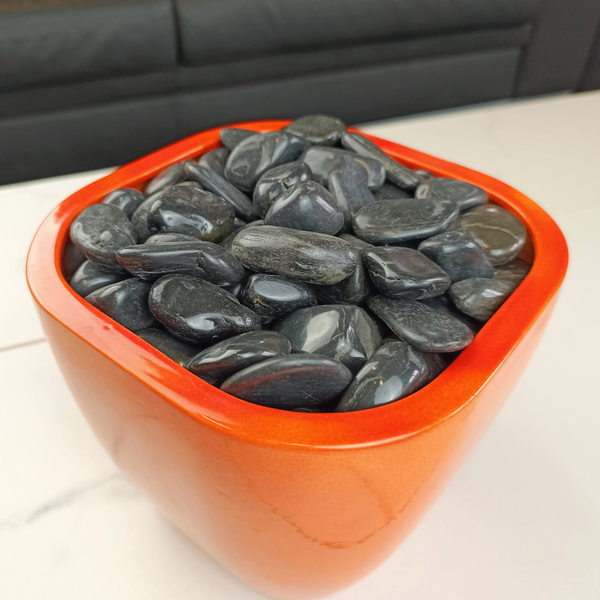 Schwarze polierte Kieselsteine als Dekosteine für Garten und Innenbereich.
