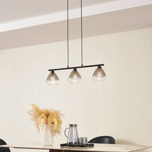 Pendelleuchte mit drei Glasschirmen über einem Esstisch