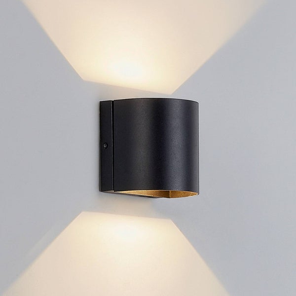 Schwarze LED Außenwandleuchte mit Up-and-Down Lichteffekt und goldfarbener Innenseite.
