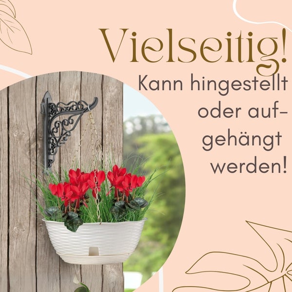Hängeampel mit roter Blume an einer verzierten, schwarzen Halterung.