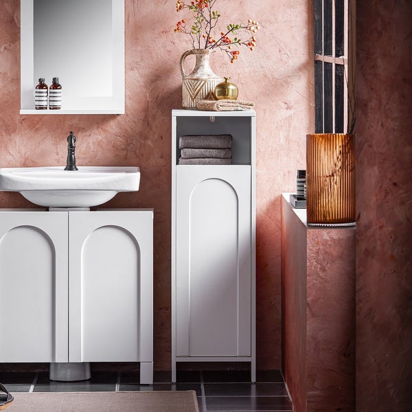 Badezimmer mit weißem Waschtisch, Spiegel und Hochschrank zur Aufbewahrung