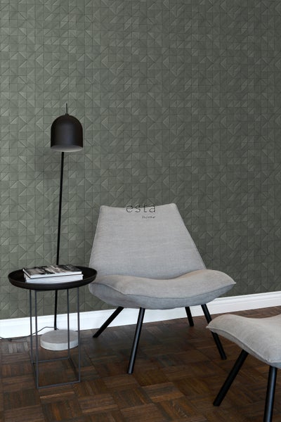 Szene mit grafischer Tapete, Sessel, Beistelltisch und Stehlampe.