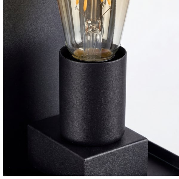 Nahaufnahme einer schwarz mattierten Lampenfassung mit einer dekorativen LED-Filamentlampe.