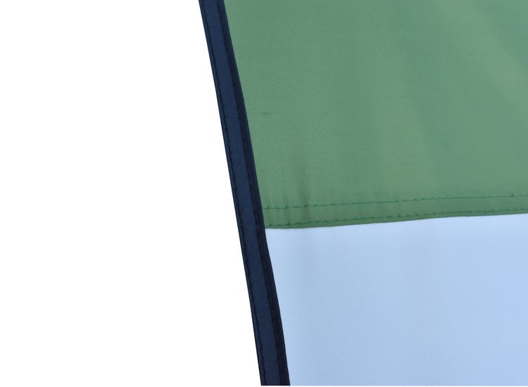 Detailaufnahme eines Flaggenstoffs mit grünem und weißem Streifen, einer dunkelblauen Randeinfassung und sichtbaren Nähten.