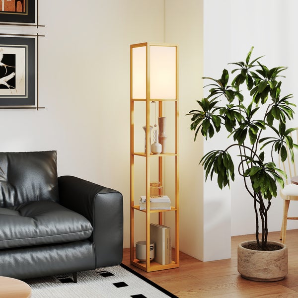 Moderne Stehleuchte mit integriertem Holzregal in einem hellen Wohnzimmer mit Ledersofa und Zimmerpflanze.