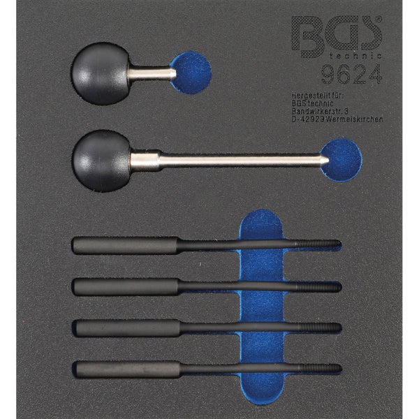 Modernes Gartenhaus aus Holz mit Pultdach, Doppeltür und Einzeltür mit Glaseinsätzen auf einer gepflasterten Terrasse in einem Garten.