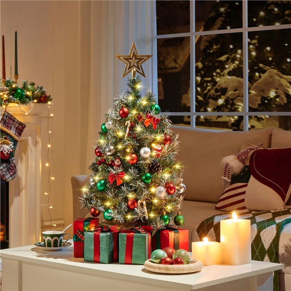 Dekorierter Weihnachtsbaum mit Geschenken in einem Wohnzimmer