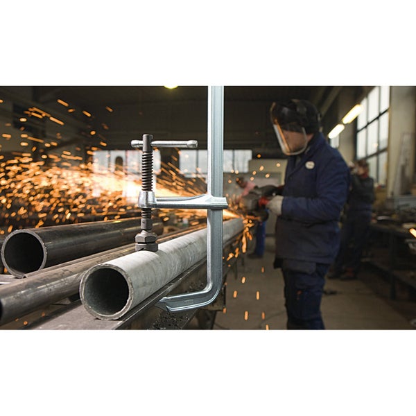 Rohr mit Schraubzwinge in einer Werkstatt