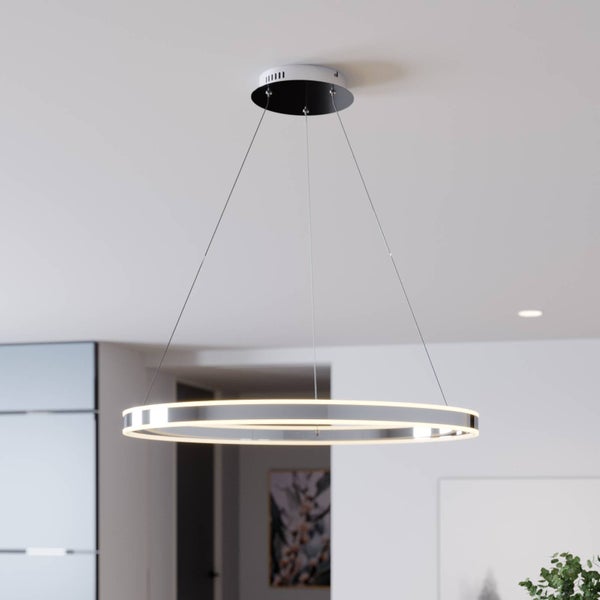 Moderne, ringförmige LED-Pendelleuchte aus Metall, hängend von einer weißen Decke in einem hellen, minimalistischen Raum.