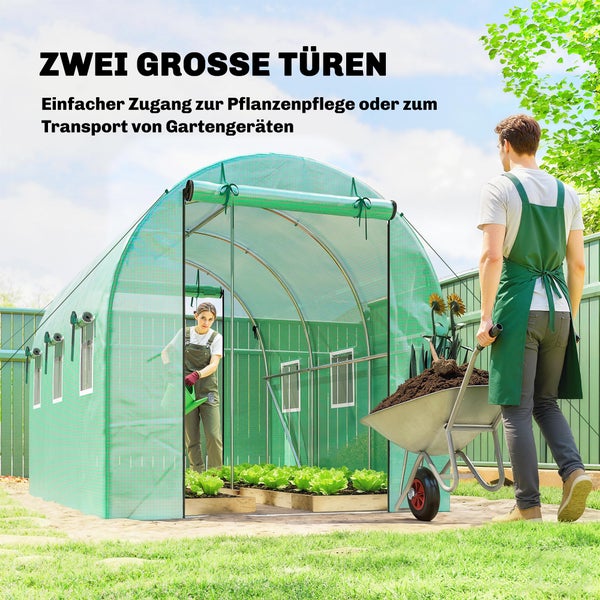 Folientunnel Gewächshaus mit zwei großen Rolltüren, Stahlrahmen und Gitterfolie im Garten mit Gärtnern bei der Pflanzenpflege.
