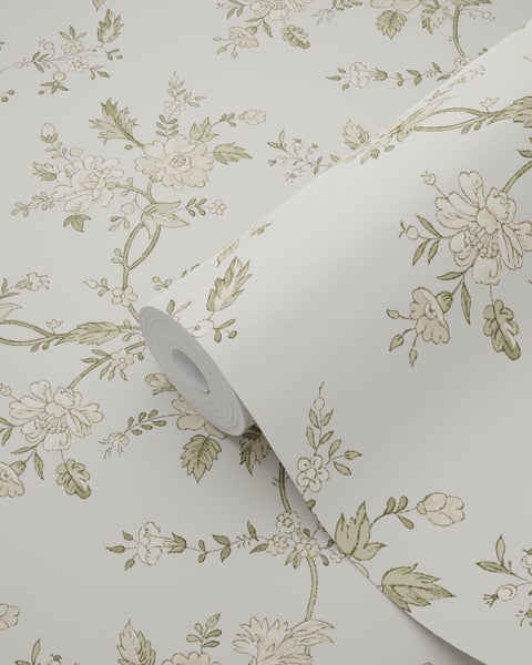 Vliestapete mit floralem Muster aus Blumen und Blättern, abgebildet mit einer Tapetenrolle.