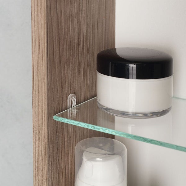 Glasboden mit Kosmetikprodukten im Badezimmerschrank