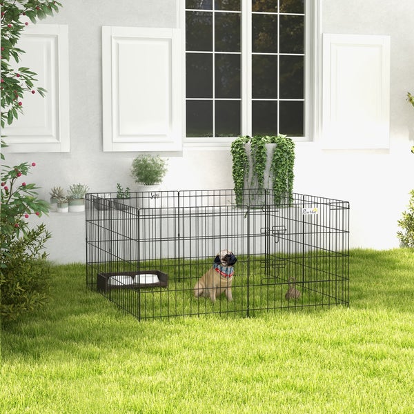 Schwarzer Welpenauslauf aus Metall im Garten auf einer Rasenfläche mit einem Mops im Inneren.