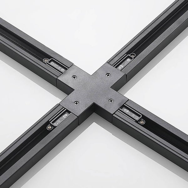 X-Verbinder für ein Schienensystem in Schwarz, Kreuzverbindung für vier Stromschienen mit sichtbaren Befestigungsschrauben.