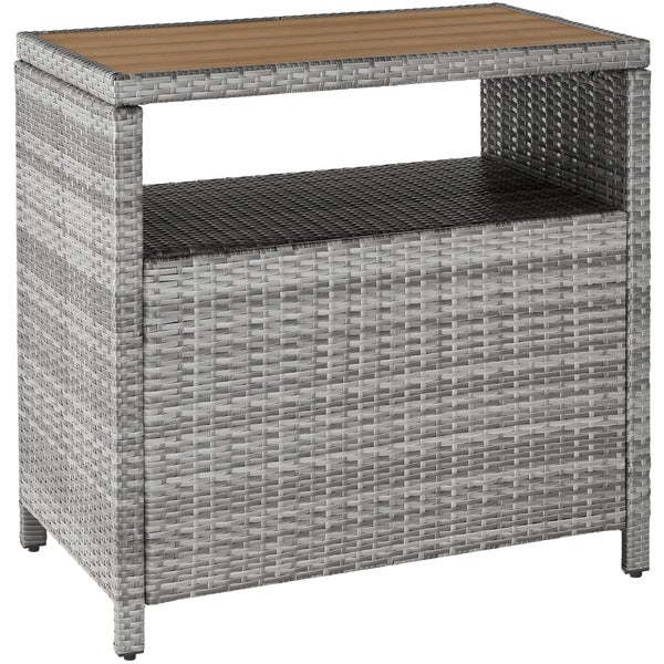 Beistelltisch für den Garten aus grauem Polyrattan mit einer Tischplatte aus Holz und einem offenen Ablagefach.