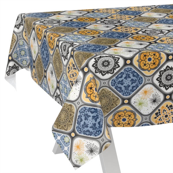Tischdecke mit Mosaikmuster und Fliesenoptik mit Ornamenten in Blau, Gelb und Grau.