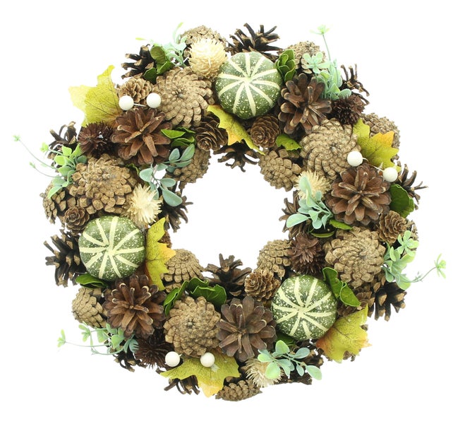Herbstlicher Dekokranz mit Zapfen, künstlichen Blättern, Beeren und kleinen Dekokürbissen.