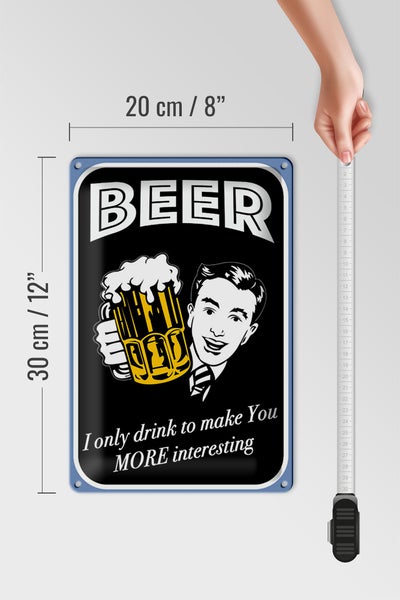 Szene mit zwei beleuchteten Stehlampen im Aussenbereich mit Sitzgelegenheiten