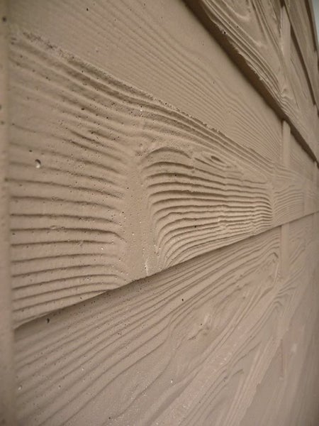 Nahaufnahme von Fassadenverkleidungen in Holzoptik.