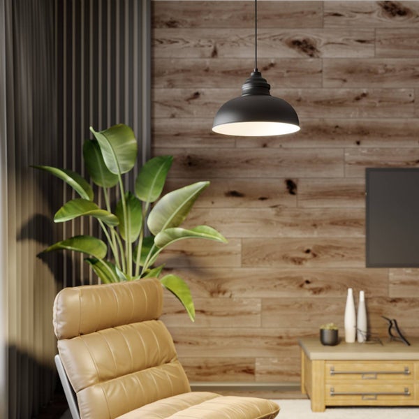 Wohnzimmer mit Sessel, Pflanze, Pendelleuchte und Holzvertäfelung