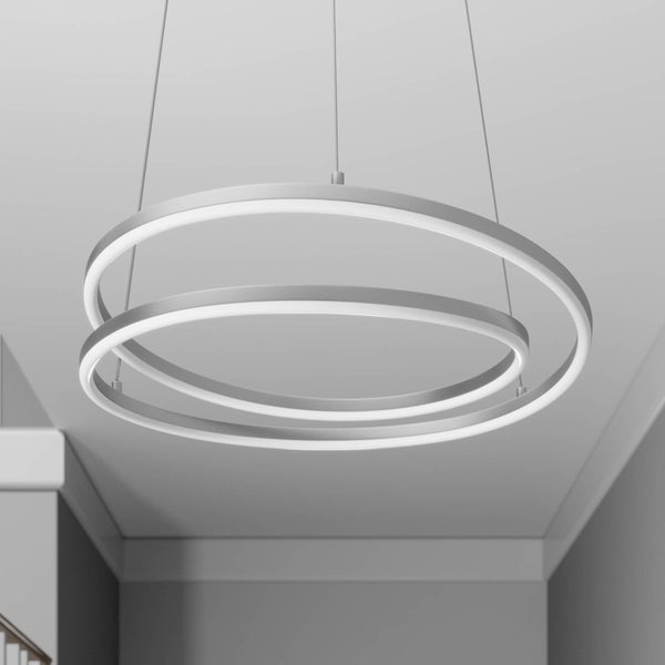Moderne LED-Pendelleuchte mit drei ineinandergreifenden Ringen aus silberfarbenem Metall.