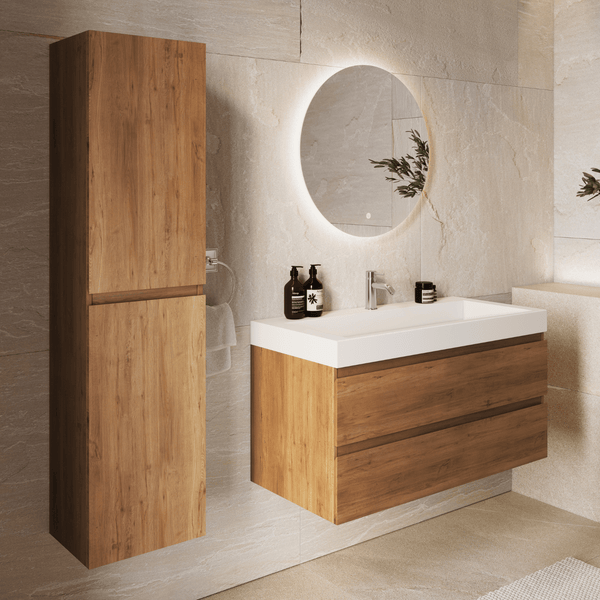 Modernes Badezimmer mit Waschtischunterschrank in Holzoptik, weißem Waschbecken, passendem Hochschrank und rundem beleuchtetem Spiegel.