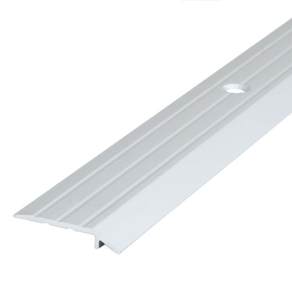 Weißes Anpassungsprofil aus Aluminium, geriffelt, mit versenkten Bohrlöchern für unterschiedliche Bodenhöhen.