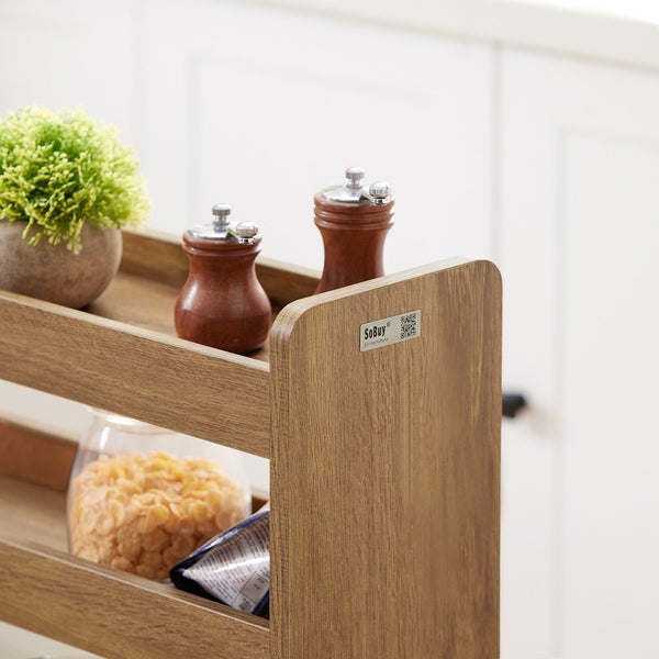 Küchenregal aus Holz mit zwei Ebenen, darauf Gewürzmühlen, Topfpflanze und Behälter mit Lebensmitteln.