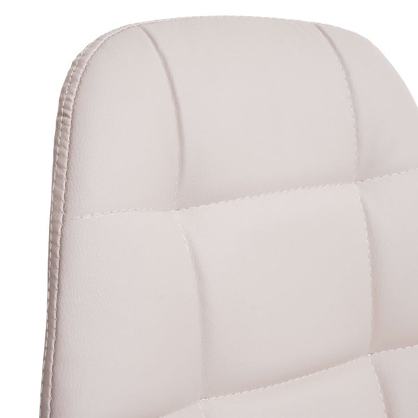 Detailaufnahme der gepolsterten Rückenlehne eines Stuhls mit Steppnähten