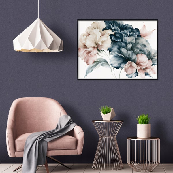 Wohnzimmer mit Sessel, Beistelltischen, Pflanzen und einem gerahmten Blumenbild als Wanddekoration.