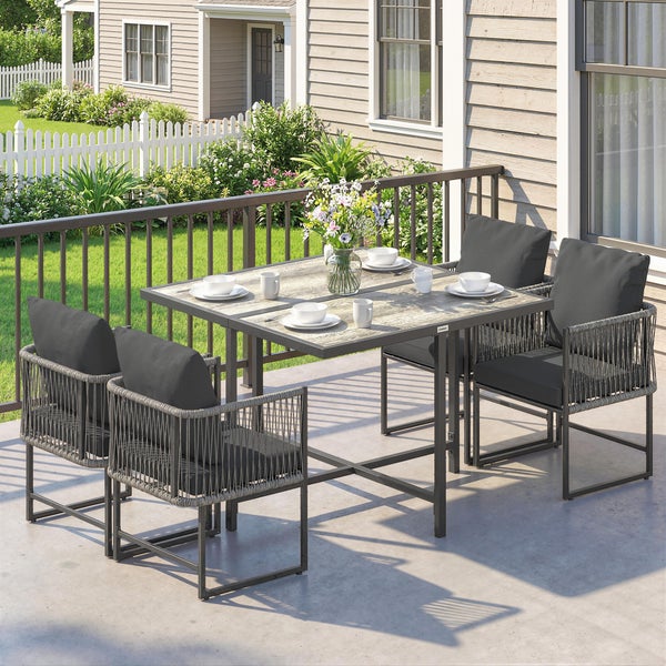 Hängesessel in Eiform mit Metallgestell und hellen Kissen auf einer Holzterrasse vor einer Hauswand mit Pflanzen.