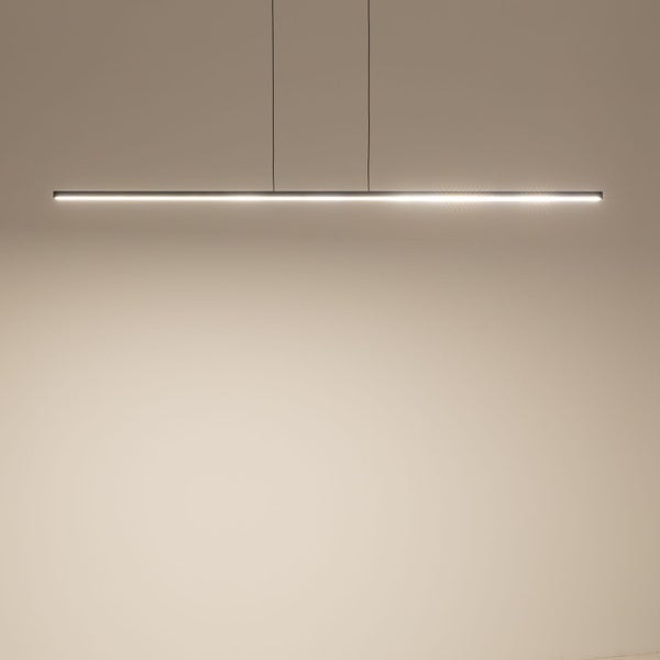 Moderne LED-Hängeleuchte mit geradlinigem Design.