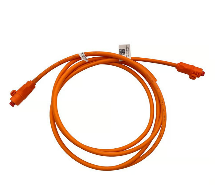 Oranges Verbindungskabel mit Steckern an beiden Enden