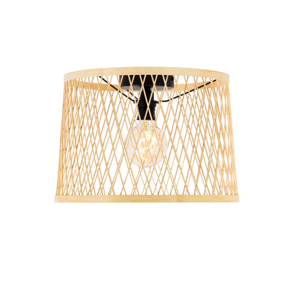 Deckenleuchte mit konischem Schirm aus hellem Bambusgeflecht und sichtbarem Leuchtmittel.