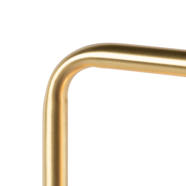 Detailaufnahme eines gebogenen Metallrohrs