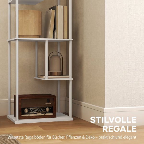 Modernes Standregal mit versetzten Böden in einem Wohnraum, dekoriert mit Büchern, einer Lampe und einem Radio.