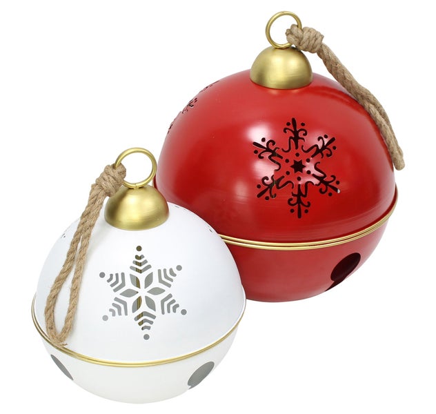 Zwei runde Metallglocken als Weihnachtsanhänger mit ausgestanztem Schneeflockenmotiv und Kordelaufhängung.