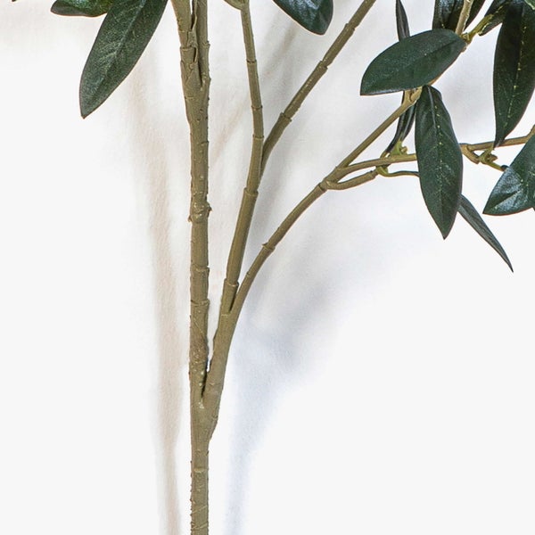 Künstlicher Olivenzweig mit dunkelgrünen Blättern und strukturiertem Stiel.