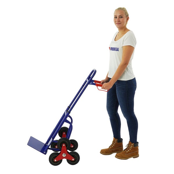 Eine Frau schiebt eine Treppensackkarre mit drei Rädern pro Seite aus Metall.