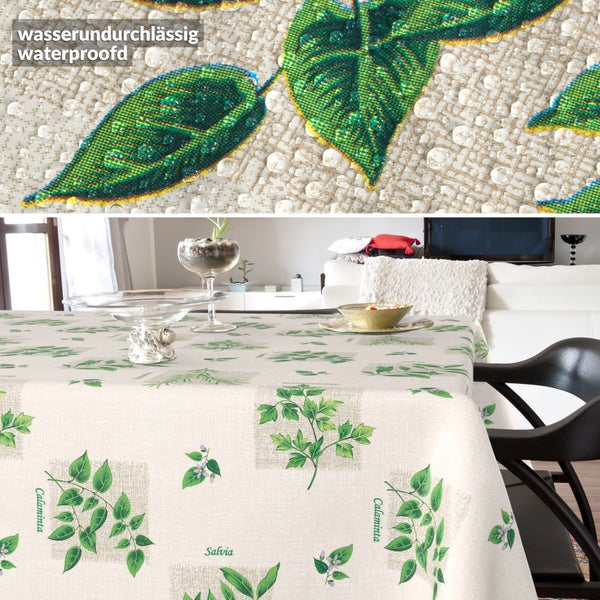 Wasserundurchlässige Tischdecke mit Kräutermotiv aus Salvia und Calaminta in einem hellen Wohnzimmer.