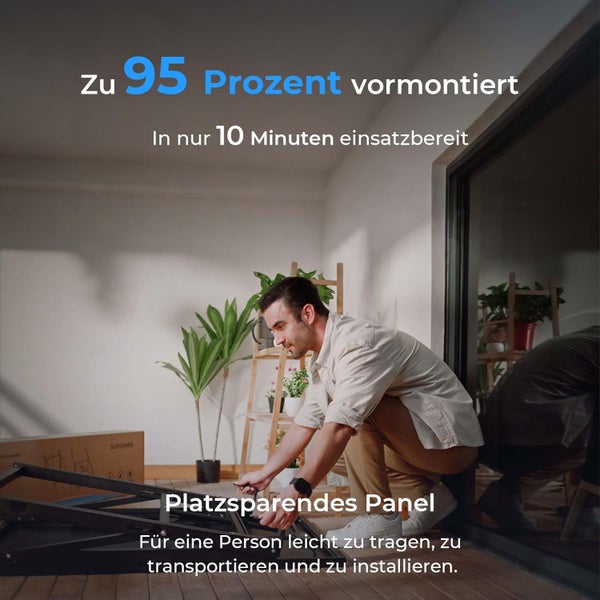 Ein Mann installiert ein zu 95 Prozent vormontiertes, platzsparendes Balkonkraftwerk in etwa 10 Minuten.
