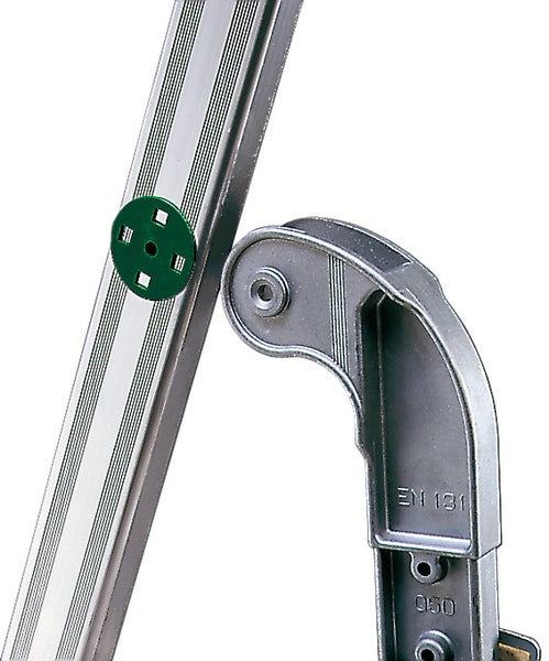 Detailansicht einer Aluminiumleiter mit grüner Kunststoffabdeckung und Sicherheitsbügel