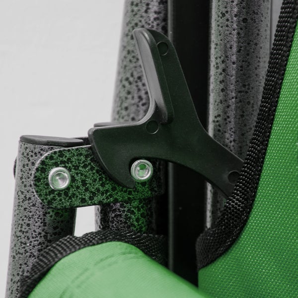 Detail einer Campingliege mit schwarzem Klappmechanismus und grüner Stoffbespannung