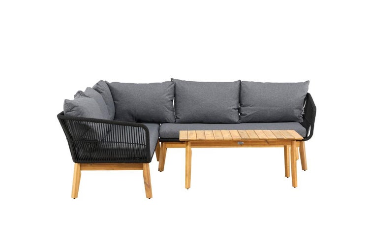 Garten-Lounge-Set mit einem Ecksofa aus schwarzem Seilgeflecht, grauen Kissen und Holzbeinen sowie einem rechteckigen Holztisch.
