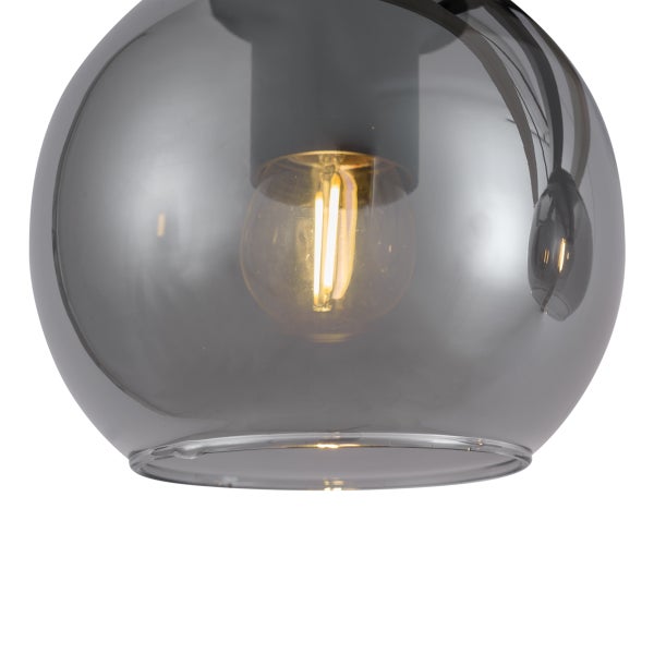 Moderne Pendelleuchte mit einer runden Glaskugel und einem sichtbaren LED Leuchtmittel